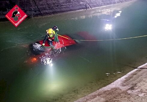 Cigarette machine thief seriously injured after getaway car ends up in Costa Blanca canal