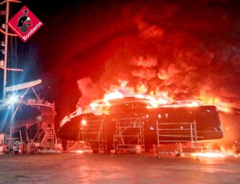 Spectacular fire destroys luxury yacht in Costa Blanca dry dock