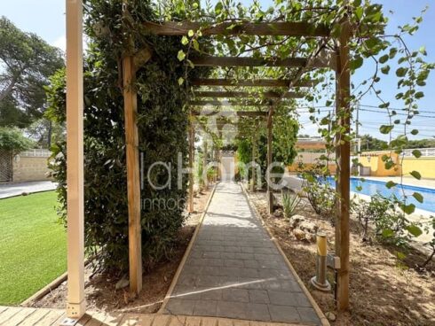 5 bedroom Villa for sale in La Canada with pool garage - € 725