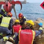 WATCH: Crane lifts boulder to free man trapped in rocks at busy Costa Blanca bathing spot