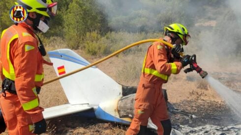 Light plane crashes and explodes in flames- killing two people in Valencia